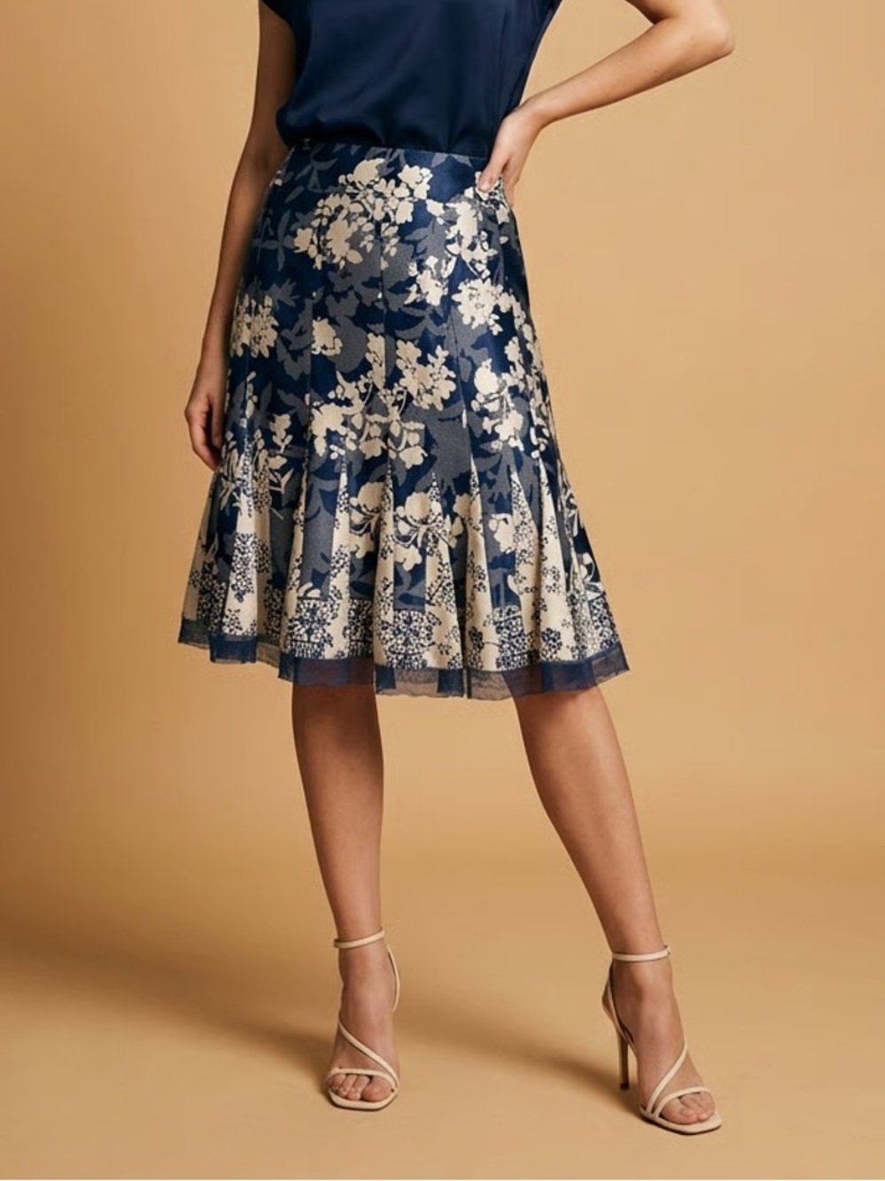 JOHN PAUL RICHARD Navy Blue and Cream Floral A-Line Satin Skirt Sz S
